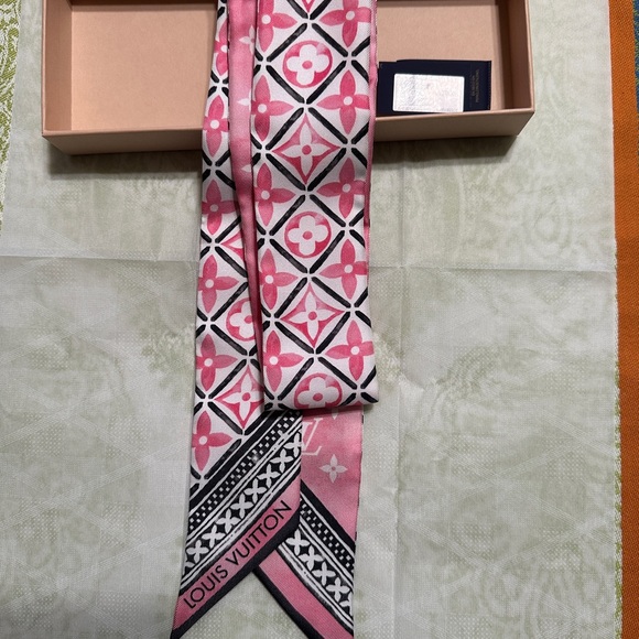 Louis Vuitton Silk Monogram Bandeau - Picture 2 of 5